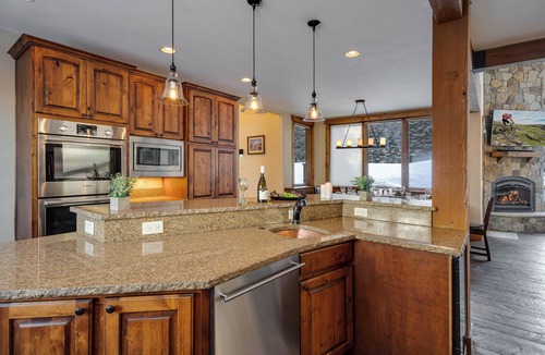 Blue River House | Luxury Retreat w/Mountain Views + Hot Tub + Ski Shuttle - Royal Retreat