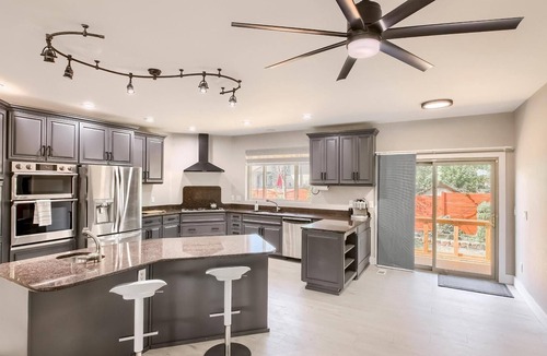 Bel Aire House | Luxury Retreat w/ Steam Shower+gym+office+ gourmet kitchen 4.4 miles to downtown