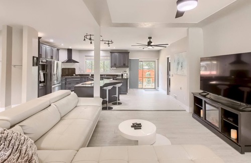 Bel Aire House | Luxury Retreat w/ Steam Shower+gym+office+ gourmet kitchen 4.4 miles to downtown