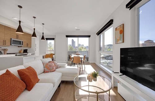Uptown Apartment | Luxury Spacious Apt, Gym, Spa, Garage & DT Views