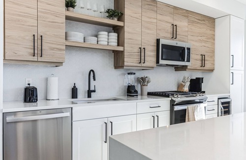 Uptown Apartment | Luxury Spacious Apt, Gym, Spa, Garage & DT Views