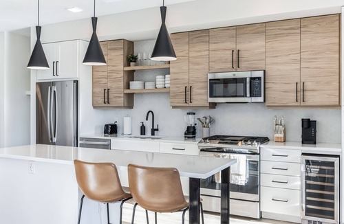 Uptown Apartment | Luxury Spacious Apt, Gym, Spa, Garage & DT Views