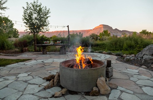 Clifton House | Luxury stay on lake with hot tub and pickleball