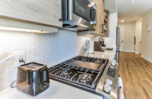 City Park West Apartment | Luxury Studio, Gym, Spa, Garage Parking, Safe 313