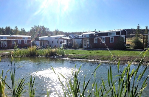 Montrose Cabin | Luxury Tiny Home/Base Camp to Ouray, Telluride/3 Queen beds/Washer & Dryer/Smart TV/Hot Tub Access/Patio w/Mountain Views/Fire Pit/11 mi to Airport