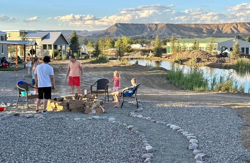 Montrose Cabin | Luxury Tiny Home/Base Camp to Ouray, Telluride/3 Queen beds/Washer & Dryer/Smart TV/Hot Tub Access/Patio w/Mountain Views/Fire Pit/11 mi to Airport