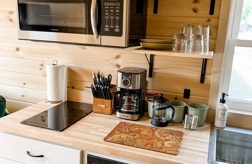 Montrose Cabin | Luxury Tiny Home/Base Camp to Ouray, Telluride/3 Queen beds/Washer & Dryer/Smart TV/Hot Tub Access/Patio w/Mountain Views/Fire Pit/11 mi to Airport