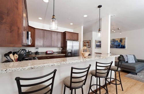 Durango House | Luxury townhome - Great Views - 4 Miles from Downtown - Central AC (30+ Stay)