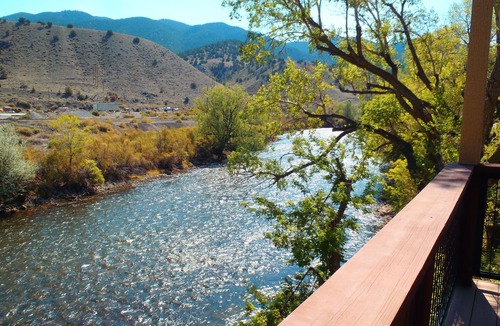 Salida House | Luxury Unit on the Arkansas River 4 Blocks to Downtown, Large Bed Suites