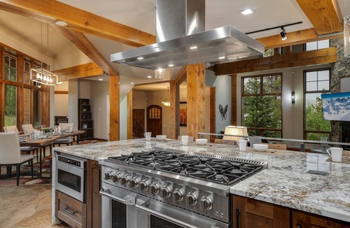 Four O'Clock House | Luxury w/Mountain Views + Hot Tub + Ski-in/Ski-out - Majestic Mountain Lodge
