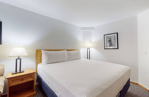 West End Cabin | Main Street gem - pool & hot tub - walk to lifts, dog-friendly, second floor