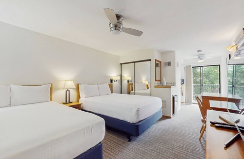 West End Cabin | Main Street gem - pool & hot tub - walk to lifts, dog-friendly, balcony