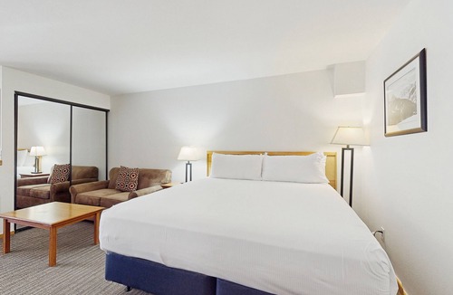 West End Cabin | Main Street room - pool & hot tub - walk to lifts, dog-friendly, balcony