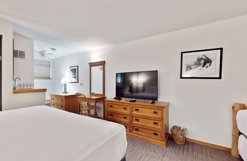 West End Cabin | Main Street stay - pool & hot tub - walk to lifts, dog-friendly, ground-floor