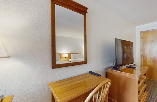 West End Cabin | Main Street studio - pool & hot tub - walk to lifts, dog-friendly, third floor