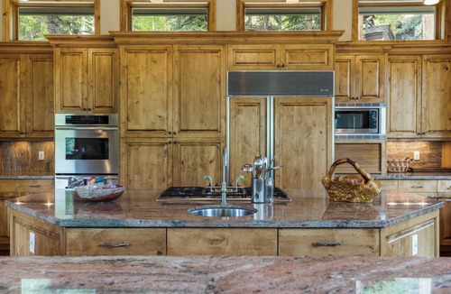 Highland Meadows House | Maison de Neige – Breathtaking Mountain Stay for 8 w/Hot Tub