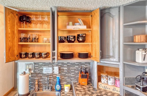 Northeast Colorado Springs Apartment | Majestic Pikes Peak Manor- Hot tub with PIKES PEAK VIEW and Hoodoo’s