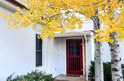 Red Wing House | Malachite Retreat