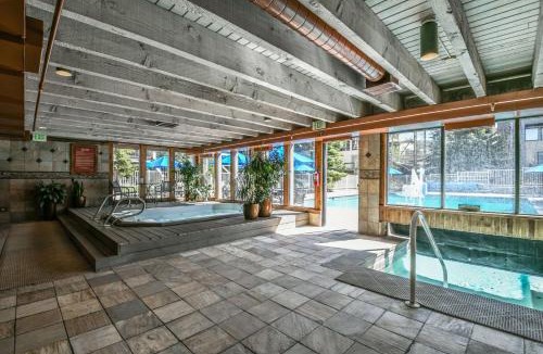 Lakeside Village House | Mall 1421 by SummitCove Lodging