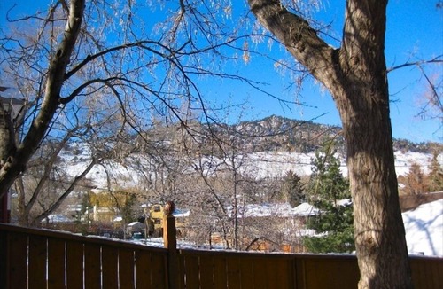 Newlands House | Mapleton Hill - Artists Colorful Apartment in Welcoming Home