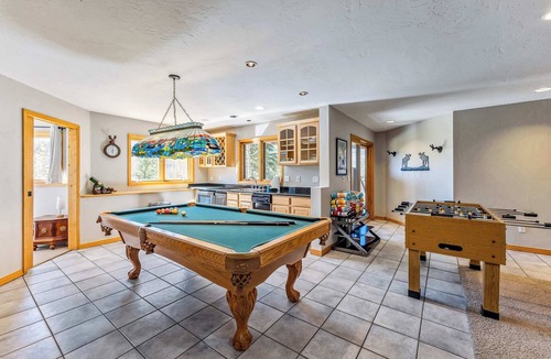 The Highlands House | Massive Breckenridge Estate: Game Room & Hot Tub!