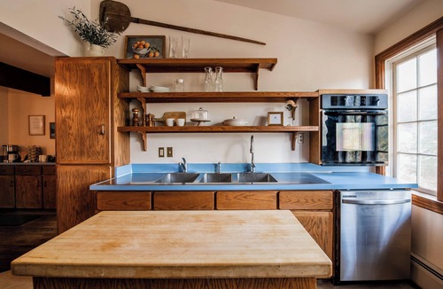 Pine Cabin | Meadow Creek Lodge: Historic Hillside Retreat