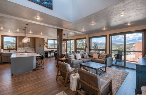 Frisco House | Mega Mountain Retreat- Space, Best Views, Walk to Town!