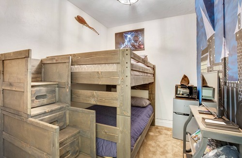 New Castle Hotel | Merlin's Bunkhouse at the Ore House Inn