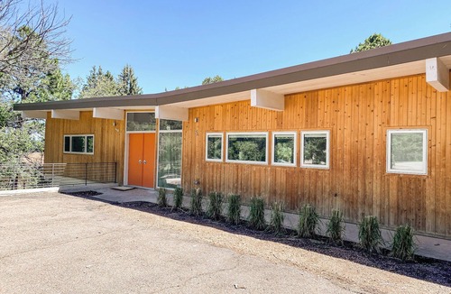 Broadmoor House | Midcentury Mountain Retreat : Minutes to Broadmoorn