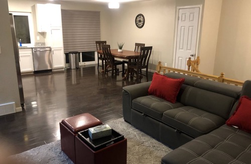 Aurora House | MileHi Vacation Home (near DIA, pet friendly, has a baby crib)