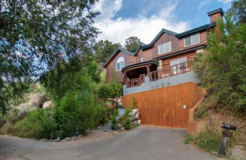 Glenwood Springs Ski Chalet | Million Dollar Castle Walk to downtown Glenwood and HotSprings