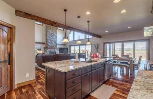 Fruita House | Mimosa Fields: Luxury Stay with Outdoor Retreat
