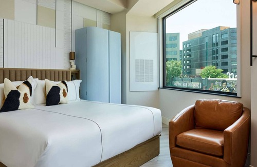 Cole Hotel | Minutes to Union Station + Kitchen. Bar. Playroom.