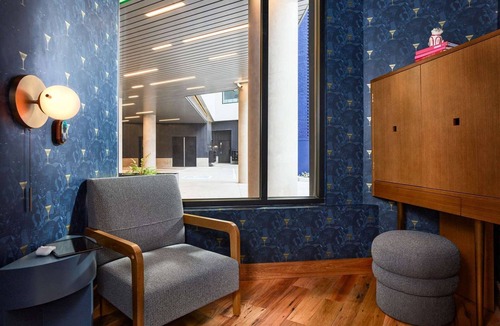 Cole Hotel | Minutes to Union Station + Kitchen. Bar. Playroom.