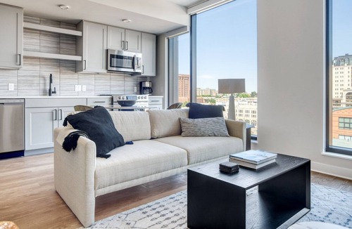 Golden Triangle Apartment | Mod Golden Triangle 1BR w/ Pool, Gym & W/D, next to Park, by Blueground