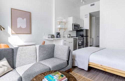 River North Art District Apartment | Mod RiNo Studio w/ Gym, Roof Deck, in Brewery District, by Blueground