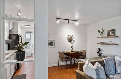 Englewood Apartment | Modern 1/1 Walkable &Lux Bedding