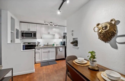 Englewood Apartment | Modern 1/1 Walkable &Lux Bedding