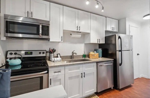 Englewood Apartment | Modern 1/1 Walkable &Lux Bedding