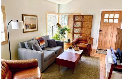 Evergreen House | Modern, 2 bedroom + loft cabin with beautiful view. Perfect getaway. Quiet!