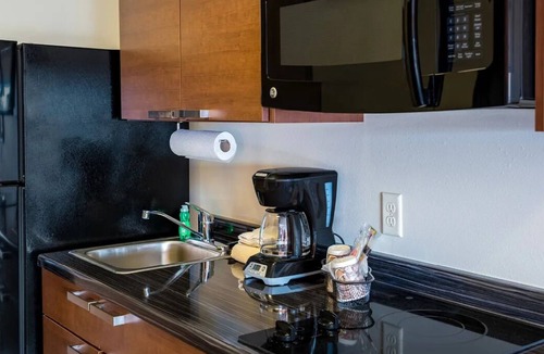 Gleneagle House | Modern 2 Pet-Friendly Rooms w/Full Kitchen near Pikes Peak