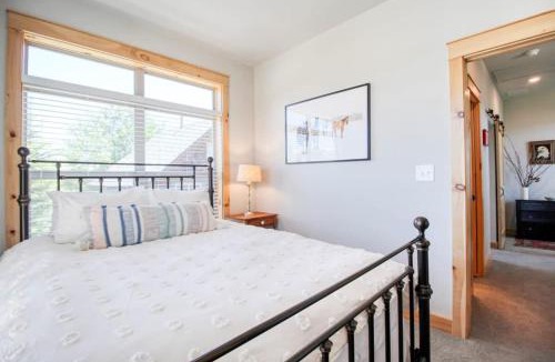 Granby House | Modern 3bd cabin in Edgewater