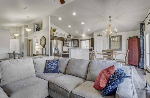 Monument House | Modern 4BR Retreat | Panoramic Pikes Peak & Mountain Views