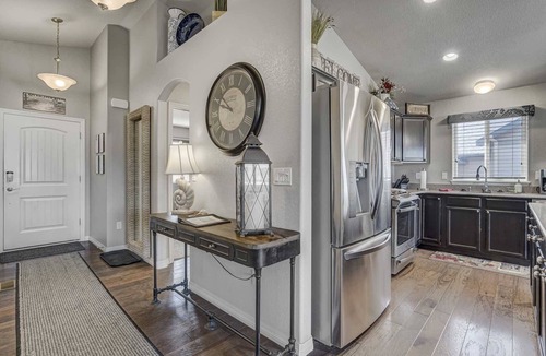 Monument House | Modern 4BR Retreat | Panoramic Pikes Peak & Mountain Views