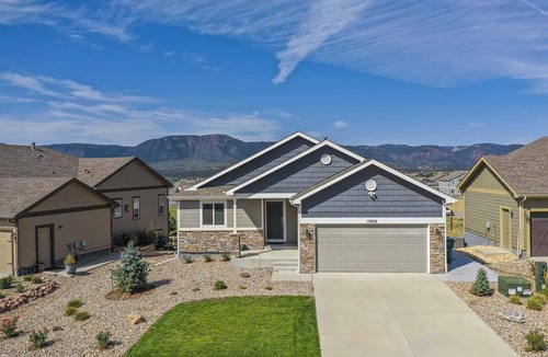 Monument House | Modern 4BR Retreat | Panoramic Pikes Peak & Mountain Views