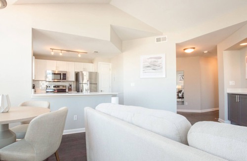 Westridge Apartment | Modern Apartment in Prime Location (ID8406X40)