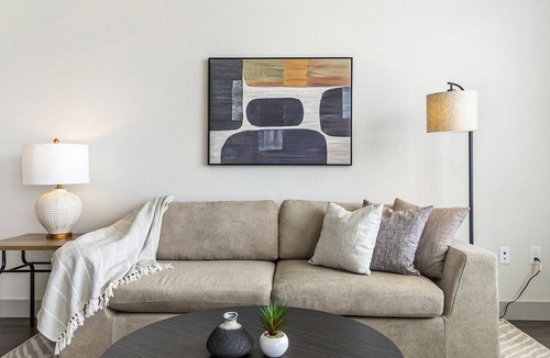 Longmont Apartment | Modern Apartment in Prime Location (ID8582X12)