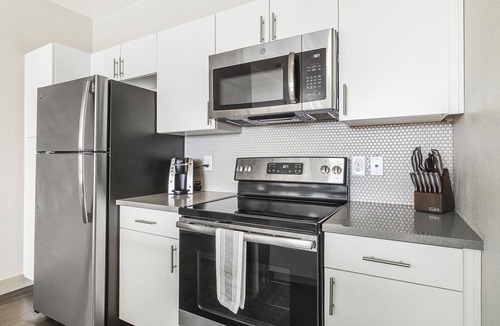 Longmont Apartment | Modern Apartment in Prime Location (ID8582X12)