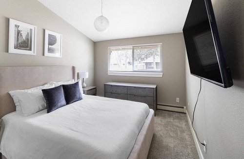 Longmont Apartment | Modern Apartment in Prime Location (ID9230X68)