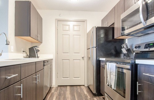 Denver Apartment | Modern Apartment in Prime Location (ID3287X15)